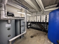 Das in den Pufferspeichern gelagerte Warm- bzw. Kaltwasser steht den Lüftungsanlagen zur Klimatisierung zur Verfügung.
