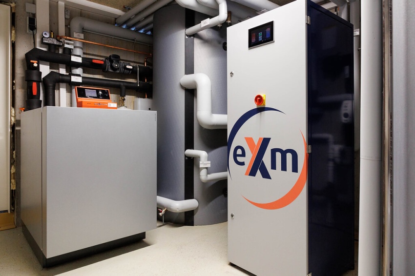 Die 28-kW-Heizungswärmepumpe (links) und die eXergiemaschine...