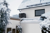 Die WPL-A 13.2 Plus wurde bei diesem Feldtest auf dem Garagendach montiert – und muss ihre Leistungsfähigkeit natürlich auch und gerade bei Schnee und Eis unter Beweis stellen.<br />Bilder: Stiebel Eltron