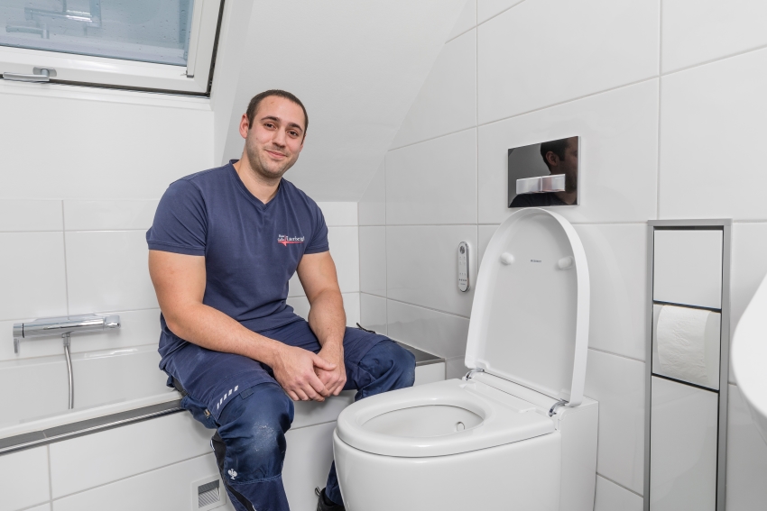 Kevin Unterberg vergibt dem Geberit AquaClean Mera...