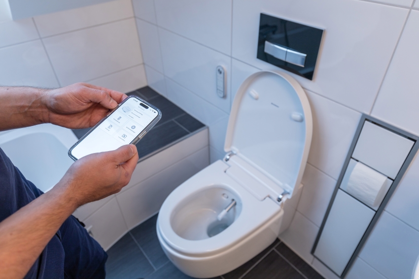 Die Inbetriebnahme des Geberit AquaClean über die App...