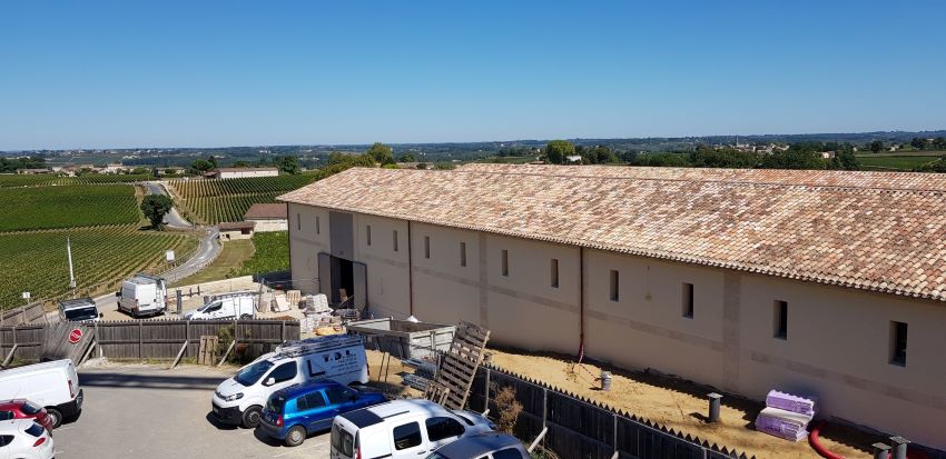 Sieben Kilometer NiroSan versorgen das Weingut Château...