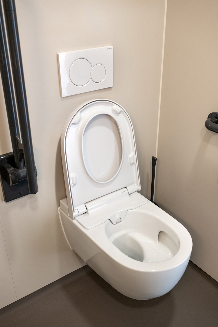 Mit dem spülrandlosen Geberit Dusch-WC AquaClean Alba...