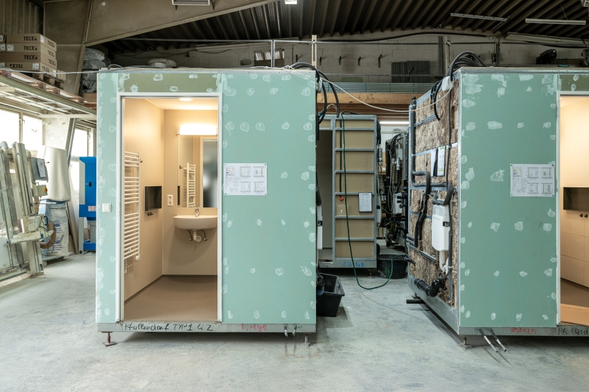 Die vorgefertigten Badmodule werden im Werk von GVG...