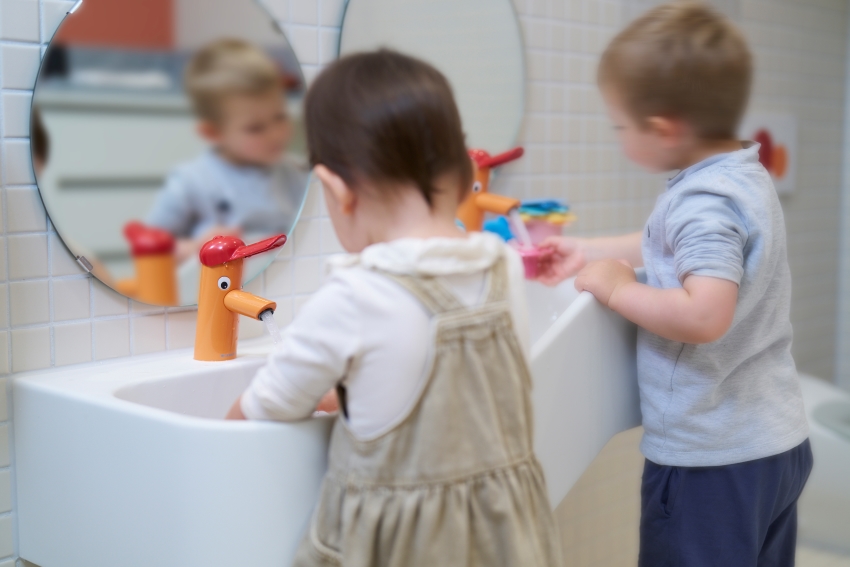 Die Sanitärproduktreihe Geberit Bambini hat ein kindgerechtes...