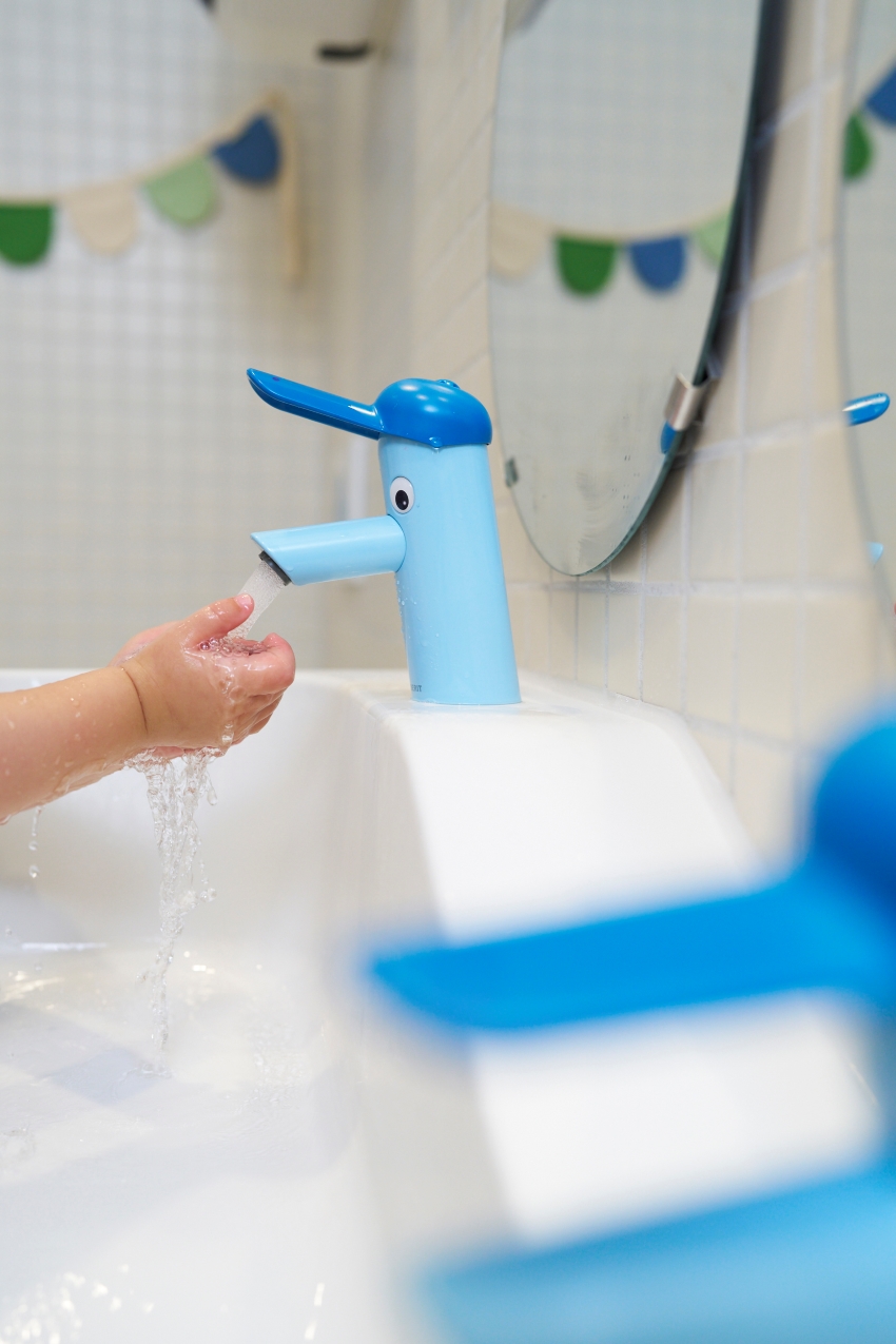 Die Geberit Bambini Armaturen – hier in Ozeanblau/Hellblau...