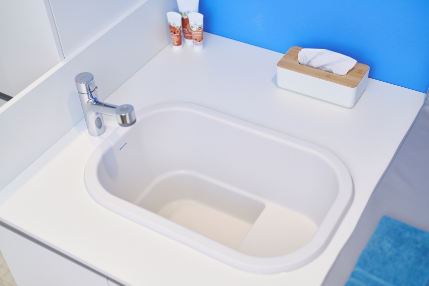 Die auf praktischer Arbeitshöhe installierte Sitzbadewanne...