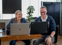 Beraterin Doris Paulus und Sven Otte freuen sich beim Betrachten der Zahlen.