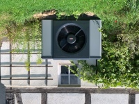 Bei einem jährlichen Heizbedarf von 25.000 kWh hätte die Wärmepumpe mit einer Jahresarbeitszahl von 3,75 nach 15 Jahren gegenüber einer Gasbrennwerttherme bereits 14.000 Euro an Betriebskosten eingespart.