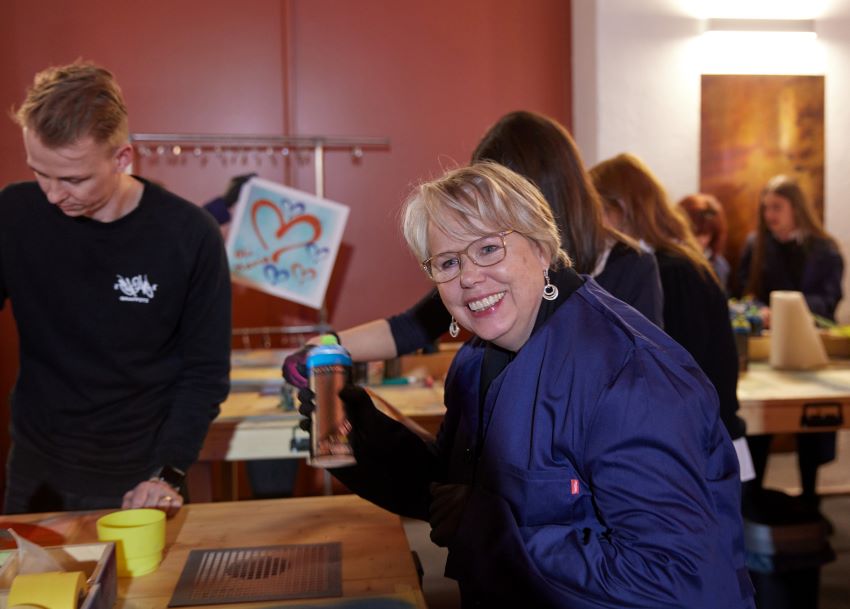 Beim Graffiti-Workshop können Besucher zu Sprühdosen...
