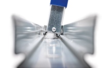 Die Fußplatten des blauen Duofix Rahmens klicken kraftschlüssig in die Duofix Systemschiene ein.