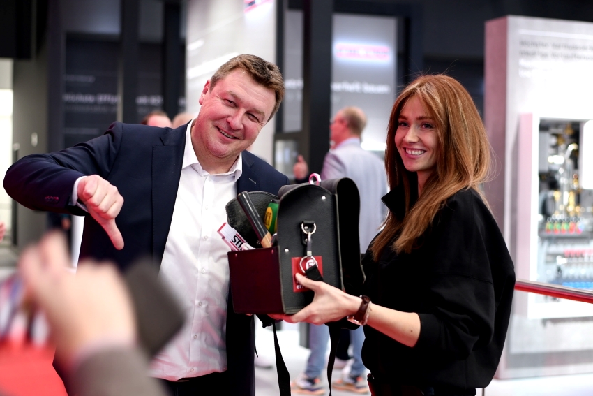 Sandra Hunke gewinnt ihre ISH-Wette gegen Stiebel Eltron-Unternehmenssprecher...