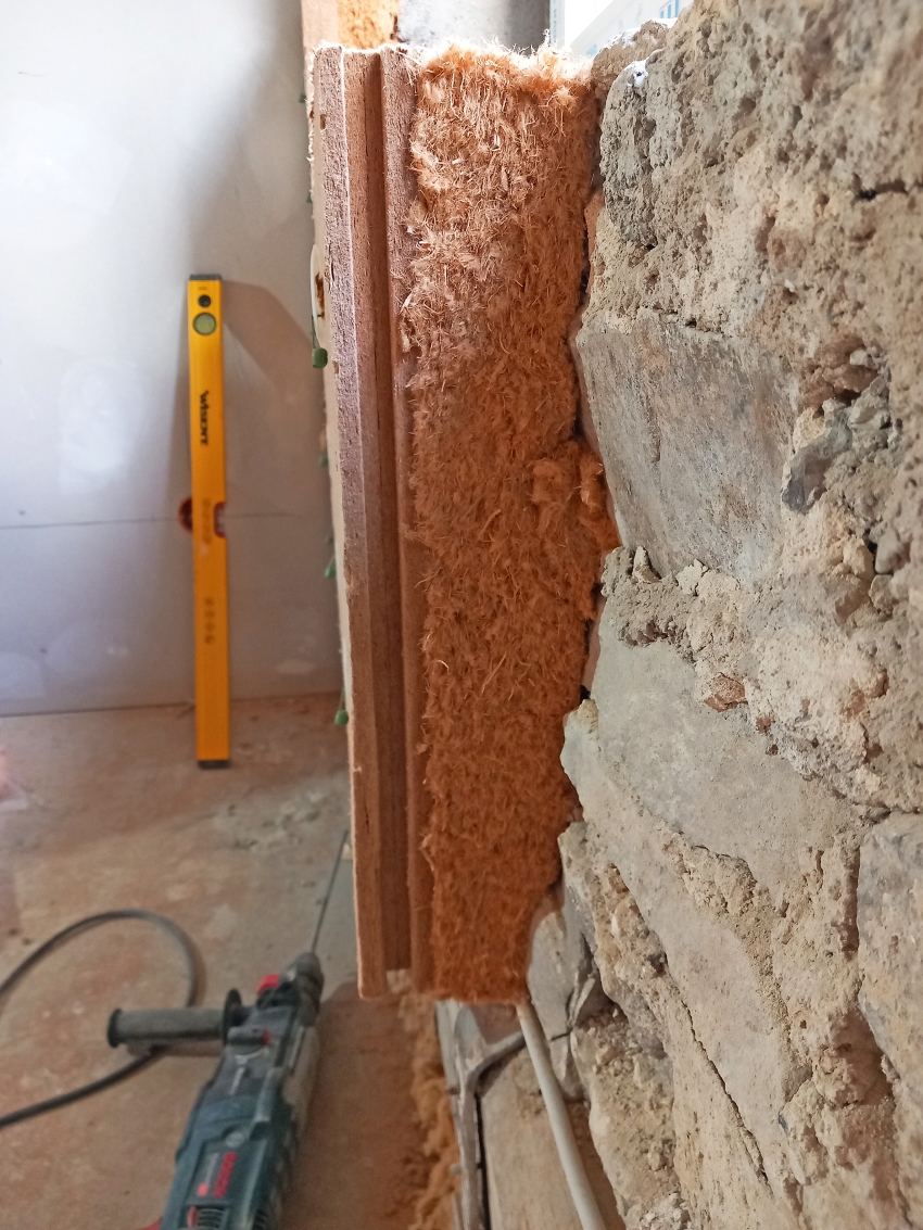 Die flexible Seite der Holzfaser-Dämmplatten schmiegt...