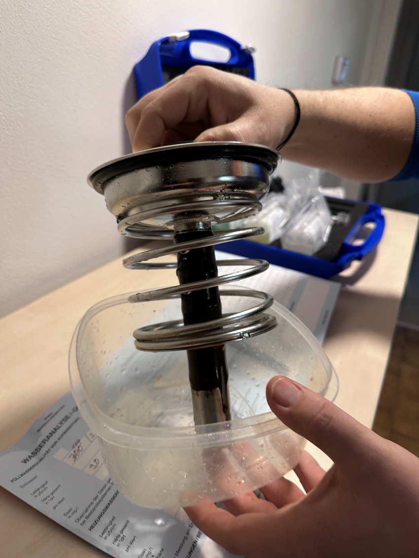 Das schwarze Magnetit (Heizungsschlamm) bleibt am Magnetstab...