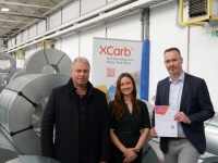 Bernhard Zierau und Anastasiia Zvorykina (beide ArcelorMittal Steel Service Centres Europe) sowie Martin Wendels (WOLF GmbH) bei der offiziellen Übergabe des Zertifikats für XCarb® recycled and renewably produced Steel.<br />Bild: Wolf GmbH