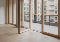 Das rechteckige ValloFlex CLASSIC Bodengitter wurde als Sonderanfertigung aus dem Parkett herausgearbeitet: Ein Parkettleger fräste mit einer modernen CNC Fräse die entsprechenden Teile aus dem Holz. <br />Bild: Simon Menges & Nino Tugushi