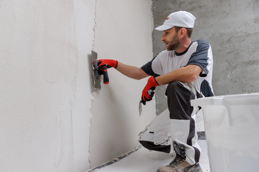 Ein Handwerker trägt ISOTEC®-Innenabdichtung auf, für...