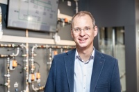 Prof. Dr.-Ing. Carsten Bäcker vom Technologiecampus Burgsteinfurt der Fachhochschule Münster integriert die technischen Möglichkeiten der Geberit Hydraulikwand in seine Lehrveranstaltungen.<br />Bilder: Geberit