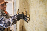 Eine effektive Dämmung, hier mit Mineralwolle, schützt nicht nur vor den Folgen des Klimawandels, sondern trägt auch erheblich zum Energiesparen bei. <br />Bild: welcomia – istockphoto.com 