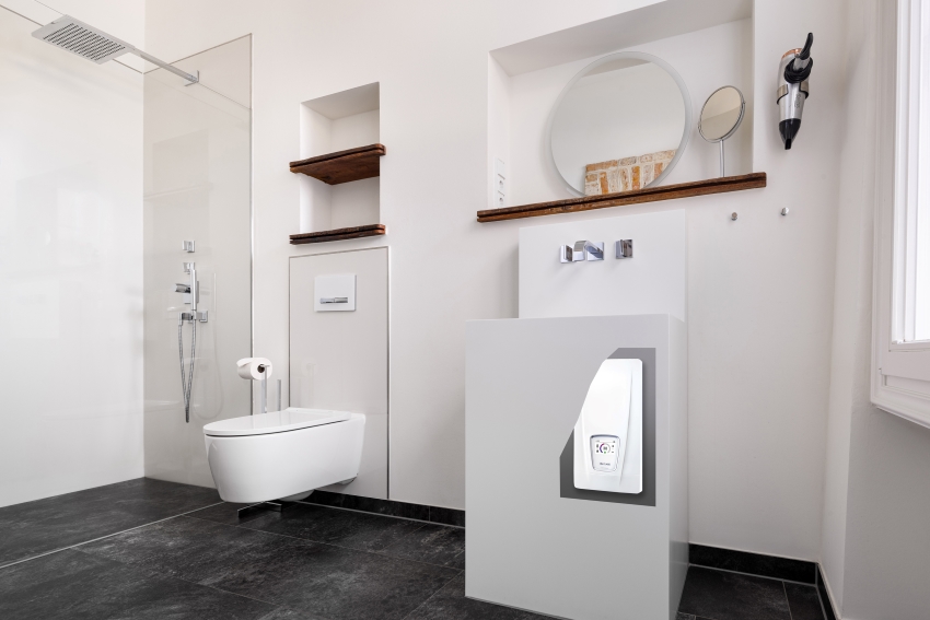 Gästebad im Hotel Wyndberg mit versteckt installiertem Durchlauferhitzer DSX Touch<br />Bilder: Paul Gerdes
