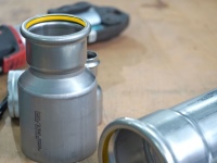 Sanha präsentiert für den Transport von Wasserstoff in Gebäuden zertifizierte Press-Systeme auf dem Hy.Summit und der Hydrogen Expo – wie etwa die Produktreihe NiroSan Gas.