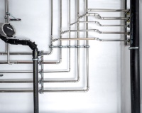 Für die Heizungsinstallation wurde Geberit Mapress Therm eingesetzt – ein korrosionsbeständiges und kostengünstiges System aus niedrig legiertem Edelstahl, ideal für geschlossene Heiz- und Kühlkreisläufe.