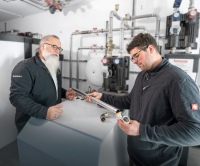 Geberit Verkaufsberater Herr Graszt begleitete das Projektteam mit persönlicher Betreuung und technischem Know-how vor Ort.<br />Bilder: Geberit