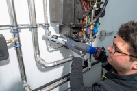 Die Steigleitungen für das Trinkwasser wurden mit Geberit Mapress Edelstahl 1.4401 und für die Heizung mit Mapress Therm installiert. Kompatible Presswerkzeuge sorgen für dauerhafte und sichere Verbindungen, sodass beide Systeme zeitsparend montiert werden konnten.