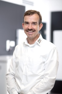 Der Referent für das Live-Webinar für interessierte Endkunden, Frank Röder, ist seit mehr als 20 Jahren in der Heizungsbranche tätig und Experte für Wärmepumpen und Solaranlagen bei Stiebel Eltron. Er ist Installateur und Fachplaner für Systemlösungen zur Nutzung von Erneuerbaren Energien. 