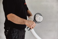 Trotz der Leistungssteigerung bleibt Zehnder ComfoTube Flow äußerst installationsfreundlich. Die flexible, gewellte Außenhaut wurde weiterentwickelt und ermöglicht eine einfachere Verlegung bei gleichbleibend hoher Ringsteifigkeit.<br />Bilder: Zehnder