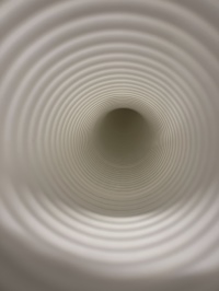 Das neue Lüftungsrohr Zehnder ComfoTube Flow ist die ideale Lösung für effiziente, saubere und leise Luftverteilung: Durch eine überarbeitete Rohrgeometrie wurde der Innendurchmesser vergrößert und die Innenhaut weiter geglättet. Dies ermöglicht bis zu 50 % geringeren Druckverlust bei gleichzeitig höherem Volumenstrom, wodurch Energieverbrauch und Schallpegel reduziert werden.