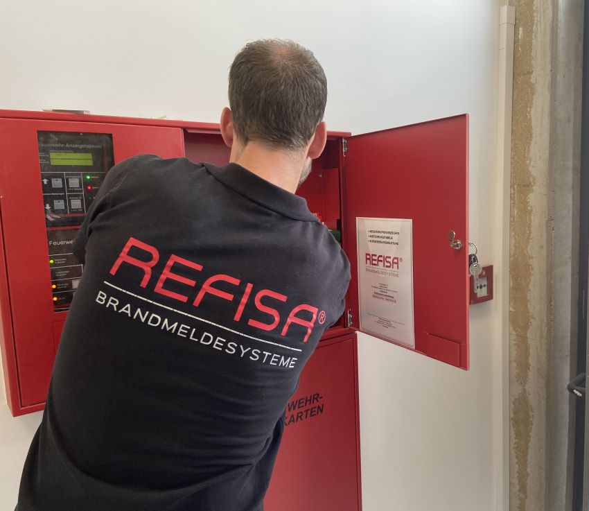 Montage der Brandmeldeanlage: Der Sonepar-Partner Refisa...