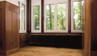 Zehnder Charleston: Die ideale Wahl für einen sauberen Heizkörper-Austausch. Sein zeitloses Design fügt sich nahtlos in ein moderneres wie traditionelles Ambiente ein und optimiert den Komfort und Stil des Zuhauses. <br />Bild: Zehnder