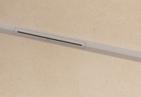 Die kürzbaren Duschrinnen sind mit Designabdeckungen in Edelstahl und mattem Schwarz oder Weiß erhältlich.