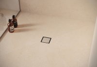 Der Punktablauf Ti-Drain plus überzeugt durch eine Designabdeckung, die sich je nach Geschmack wenden lässt.<br />Bilder: Dural