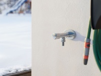 Die frostsichere Außenwandarmatur POLAR II von SCHELL schützt Hausbesitzer im Winter vor unerwünschten Wasserschäden durch geplatzte Leitungen.<br /><br />Quelle: SCHELL