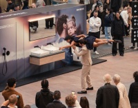 Tanzshow erleben, sich über die Geberit Badwelten informieren: Möglich war dies bei der Geberit Pop-up Experience in der Shoppingmall Hamburg Westfield Überseequartier<br /><br />Quelle: Christian Laurin / LINGNER.COM