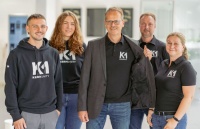 Die K1 Kermunity ist das neue Partnerprogramm von KERMI – exklusiv für das deutsche Fachhandwerk. Die Entstehung des Namens: KERMI + Community = gemeinsam einfach Platz 1. Als K1-Mitglied profitiert man von attraktiven Prämien und künftig auch weiteren Vorteilen. 