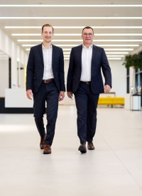 Nach über 35 Jahren bei Viega zieht sich Raimund Zeise (r.) aus der Leitung der Vertriebsorganisation in Deutschland zurück und übergibt seine Aufgaben zum 1. Januar 2027 an Thomas Hardenacke. Dem Unternehmen bleibt er künftig in beratender Funktion verbunden.<br /><br />Quelle: Viega