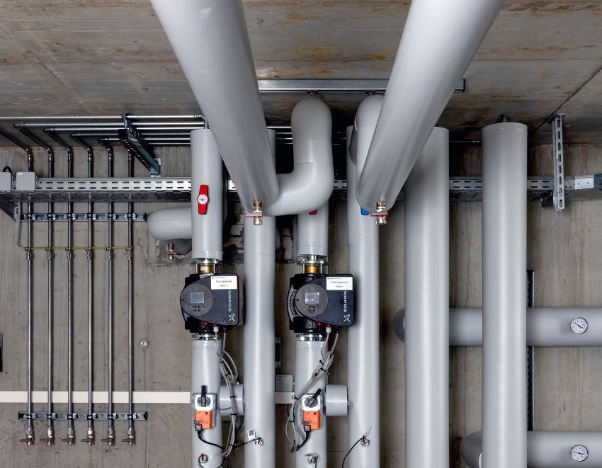Über zwei Verteilerstationen wird das Heißwasser in...