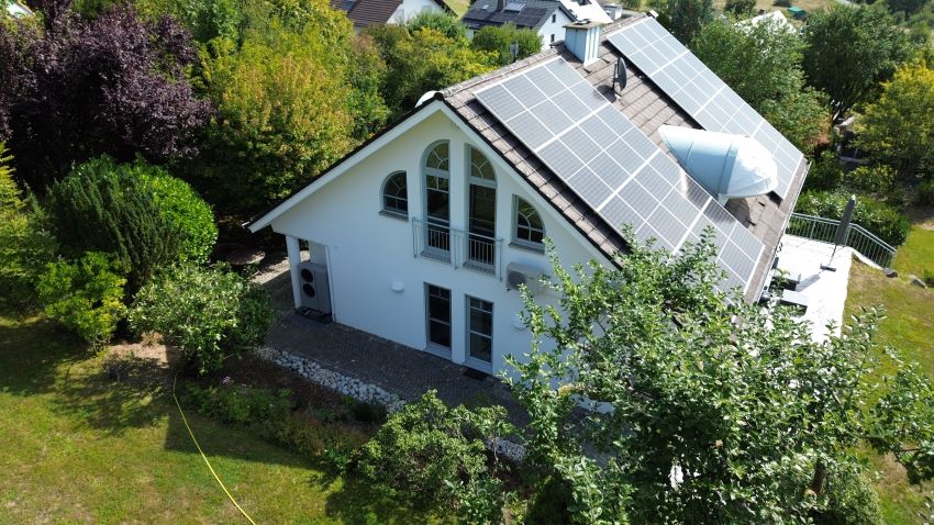 Diese Villa, Baujahr 1993, wird jetzt mit einer Wärmepumpe...