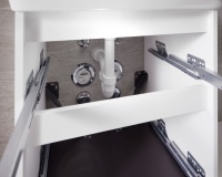 Ab einer Breite von 55 cm kommt der neue Waschtischunterschrank ganz ohne Rückwand aus. Im Wartungsfall oder beim Ablesen der Wasserzähler können die Schubladen einfach herausgenommen werden. Alle Anschlüsse sind problemlos erreichbar.