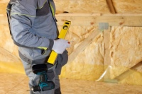 Besonders Dachflächen spielen beim Schutz vor sommerlicher Überhitzung eine wichtige Rolle. Bild:FMI / brizmaker – iStock <br /><br />