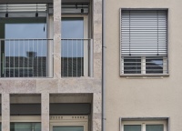 Der Highend-Fassadenlüfter AEROMAT VT WRG von SIEGENIA lässt sich fast unsichtbar in die Fassade integrieren und verbindet ausgezeichnete Schalldämmwerte mit einer hohen Luftleistung und einem niedrigen Eigengeräusch.