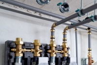 Dank der abgestimmten Systeme kann im Gebäude zum Beispiel die Anbindung der Hydraulikeinheit oder eines Pufferspeichers ebenfalls mit der bewährten Viega Pressverbindungstechnik umgesetzt werden. Das spart Zeit und ist besonders wirtschaftlich. <br /><br />Quelle: Viega