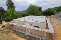 Ein Keller vergrößert die Nutzfläche eines Hauses um bis zu 40 Prozent. Bei modernen Komplettsystemen gehen Raumgewinn und Planungssicherheit Hand in Hand.<br /><br />Quelle: Dennert