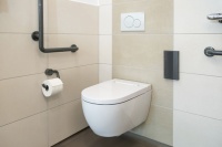 Alle Pflegebäder sind mit dem spülrandlosen Dusch-WC Geberit AquaClean Alba ausgestattet. Dies ermöglicht den Bewohnern maximale Selbstständigkeit bei der Intimhygiene und entlastet das Pflegepersonal.