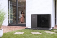 Luft-Wasser-Wärmepumpen wie die WPL-A Plus von Stiebel Eltron können nicht nur heizen, sondern auch kühlen – sie sorgen damit nicht nur im Winter, sondern auch im Sommer für angenehme Temperaturen im Haus.   <br />Bild: Stiebel Eltron