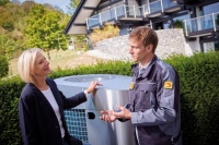 Frühzeitig beraten lassen: Ein Elektrofachbetrieb erklärt, welche Voraussetzungen für den optimalen Betrieb einer Wärmepumpe geschaffen werden müssen. <br />Bild: ArGe Medien im ZVEH 