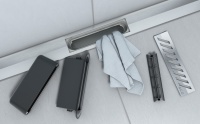 Einfache Reinigung: Die Duschrinne ACO ShowerDrain SE+ ist vollständig zugänglich konstruiert. Der Rost lässt sich durch antippen des Logos anheben und werkzeuglos entnehmen. Sowohl das Haarsieb als auch der zweiteilige Geruchsverschluss sind schnell entnehmbar, der Zugang zur Rohrleitung ist dadurch frei.